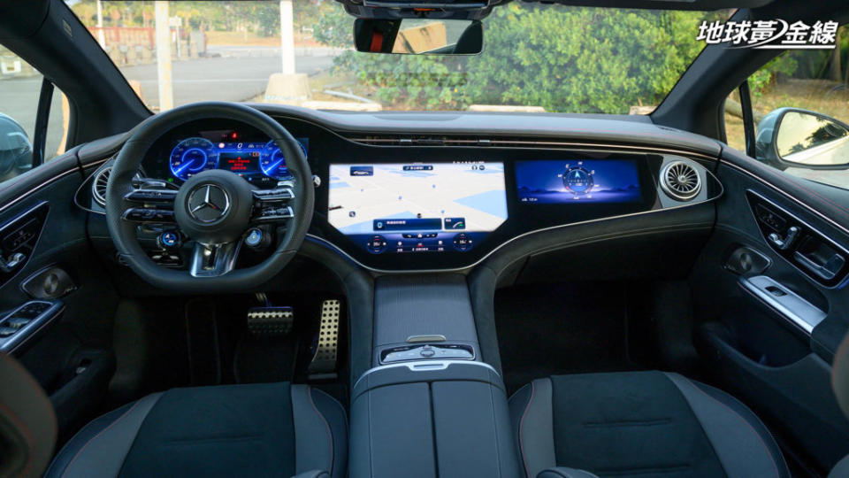 坐進EQE 43 4Matic的車內，馬上會被 選配價格要價45.4萬元的Hyperscreen超寬幅螢幕給吸引到。(攝影/ 林先本)