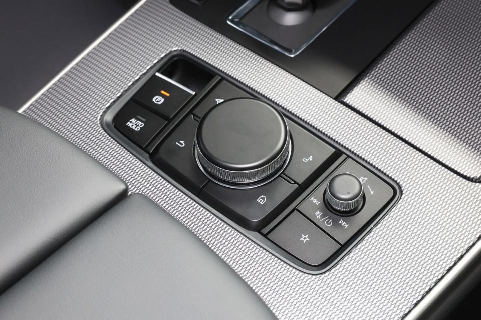 中央鞍座後端設置有多功能控制旋鈕，為Mazda Connect人機智慧資訊整合系統的主要核心控制樞紐。