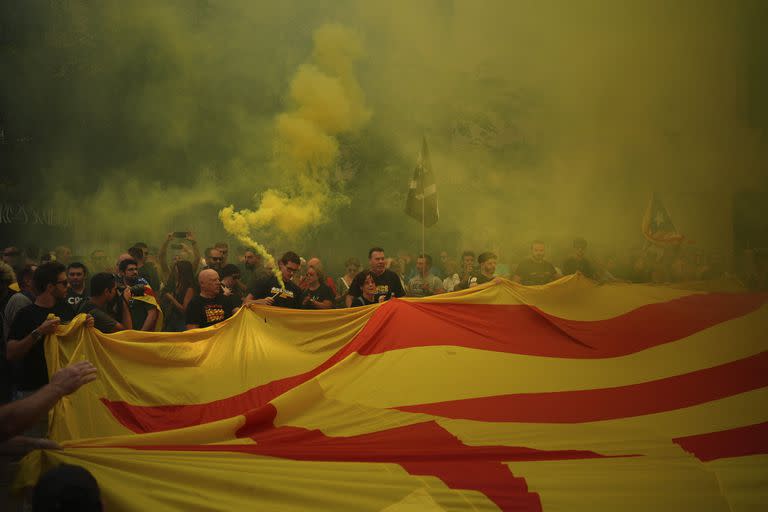 Manifestantes sostienen banderas independentistas y bengalas durante la Diada Nacional Catalana en Barcelona, España, el lunes 11 de septiembre de 2023