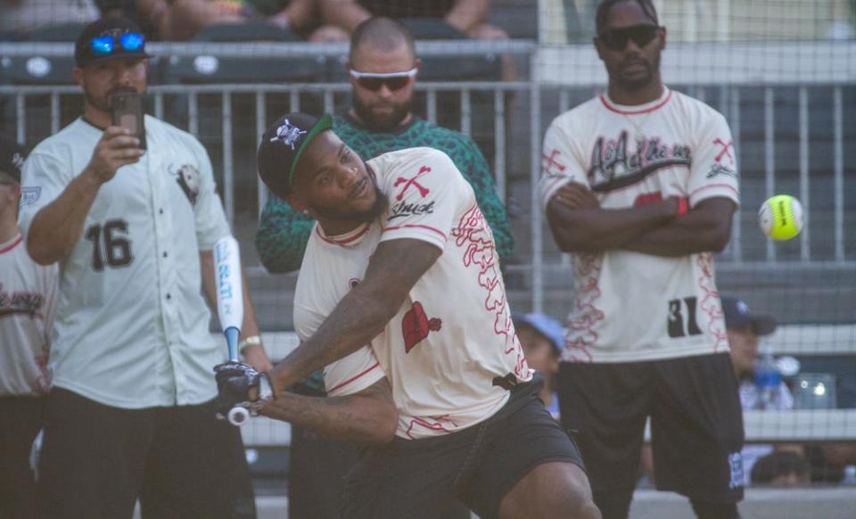 El apoyador de los Dallas Cowboys, Micah Parsons, conecta el jonrón durby durante el juego benéfico de softball A&A All the Way el 29 de junio de 2023 en Southwest University Park.