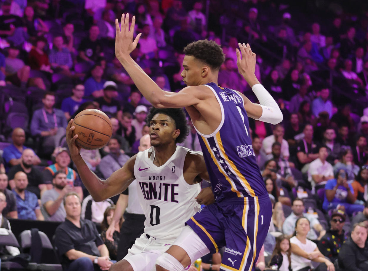 G League Ignite guard Scoot Henderson drives to the basket against Boulogne-Levallois Metropolitans 92's Victor Wembanyama in the second quarter of their game at The Dollar Loan Center in Henderson, Nevada, on Oct. 4, 2022. (Ethan Miller/Getty Images)