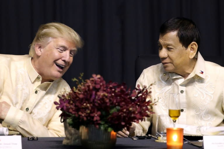 US President Donald Trump (L) has praised Philippines President Rodrigo Duterte's (R) deadly war on drugs