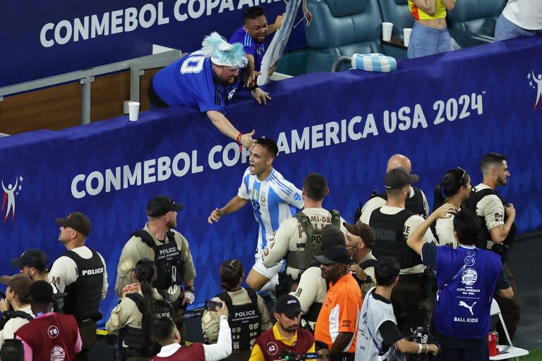 Lautaro Martínez celebra después de anotar el primer gol de Argentina.