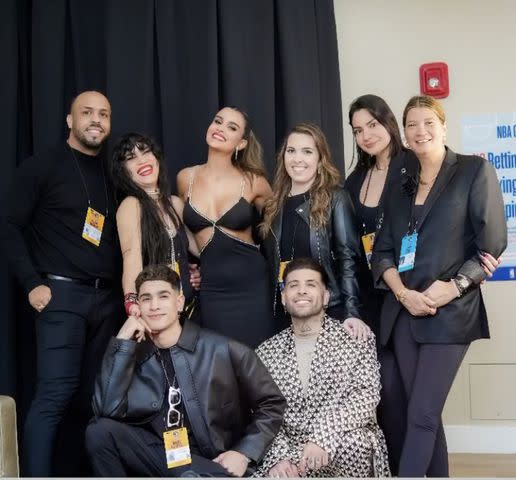 <p>Instagram</p> Clarissa Molina con su equipo de moda y belleza en premio Lo Nuestro.