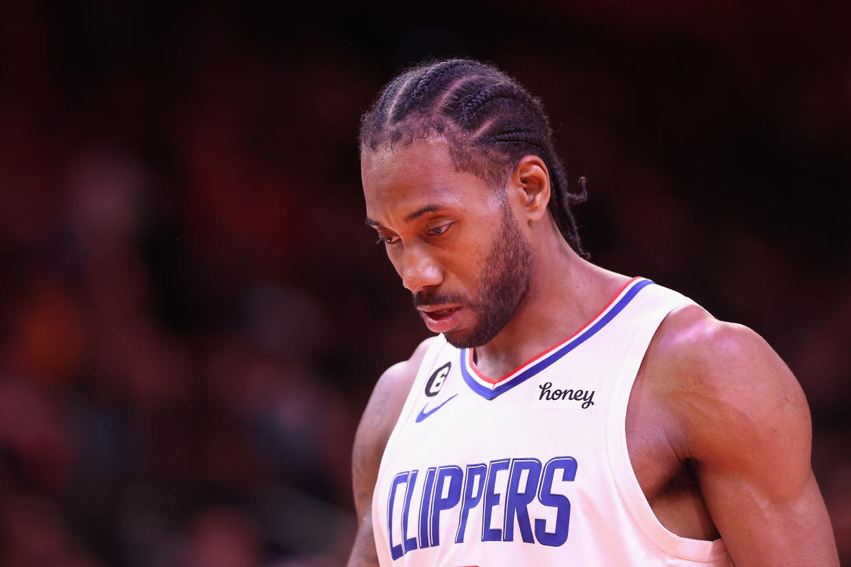 Kawhi Leonard is reportedly dealing with another injury to his right knee. (Photo by Christian Petersen/Getty Images)