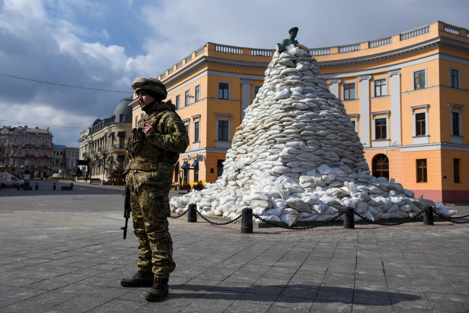 Un soldado ucraniano hace guardia junto a un monumento del fundador de la ciudad, el duque de Richelieu, cubierto con sacos de arena para su protección, en medio de la invasión rusa de Ucrania, en Odessa, Ucrania, el 10 de marzo de 2022. REUTERS/Alexandros Avramidis