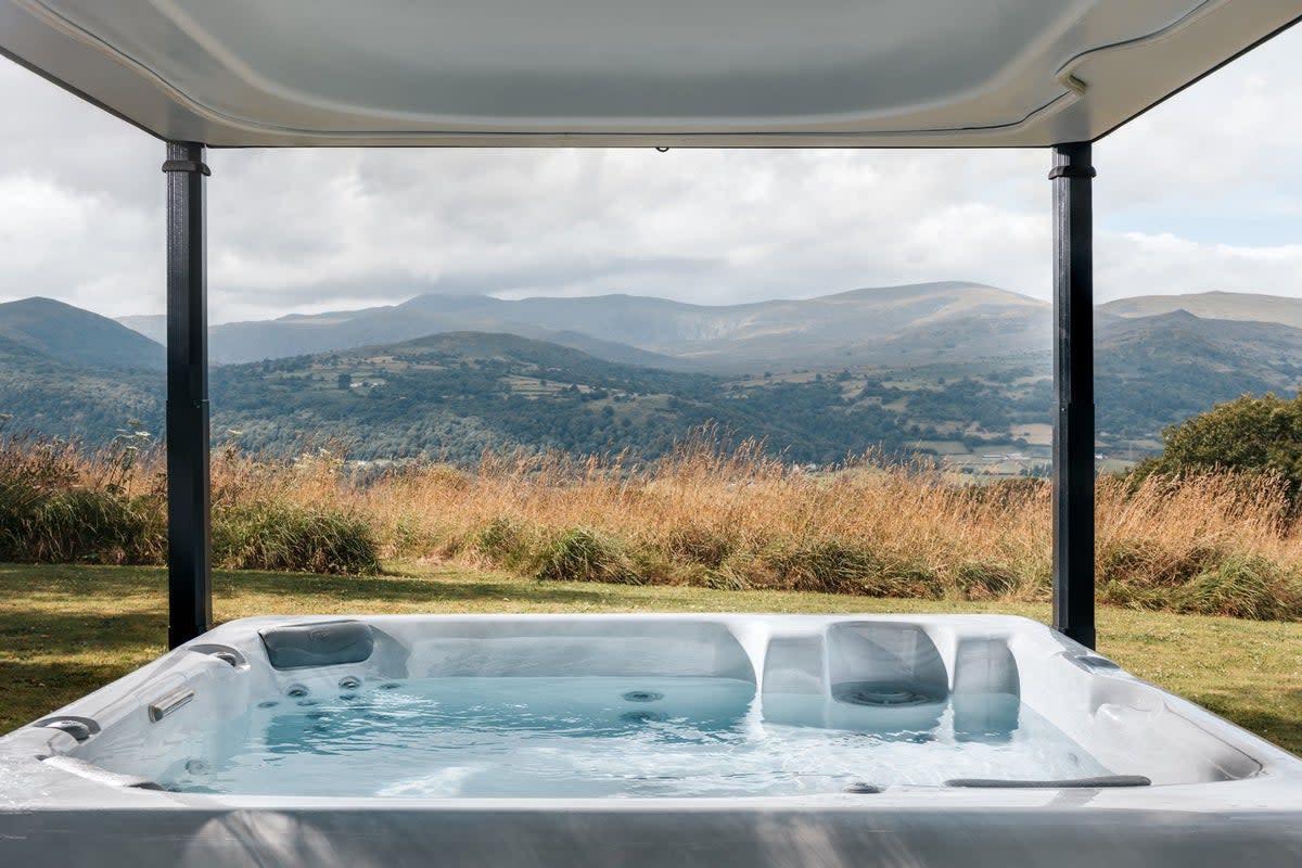 Marvel at mountain views from the luxury cabin’s hot tub (Hinterland Cabin/Unique Homestays)