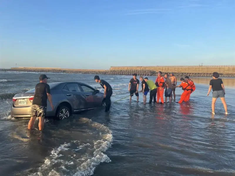 ▲其中一輛受困車被海水淹沒。（圖／翻攝畫面）