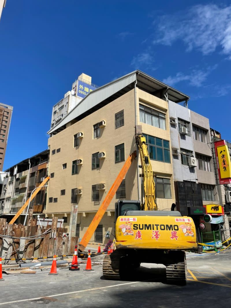 ▲高雄市建案工地造成周邊道路坍陷、房屋傾斜。（圖／記者郭凱杰翻攝）