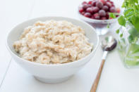 <p>Wie wäre es stattdessen mit einer Portion Porridge? Diese steckt voller Kalzium, was gut für den Knochenbau ist, und Ballaststoffe, die den Cholesterinspiegel senken. Ein paar Rosinen dazu sind nicht nur gesund, sondern ersetzen auch den süßen Sirup, den viele als Zuckerersatz verwenden – der das Porridge allerdings auch ungesund macht. (Bild-Copyright: Arx0nt/Moment/Getty Images)</p>