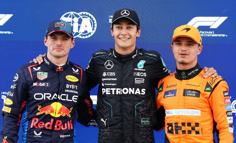 La mayor sonrisa es de George Russell, que a pesar de igualar con Max Verstappen el mejor tiempo de la prueba de clasificación del Gran Premio de Canadá se quedó con la pole position para este domingo; Lando Norris completa la escena.