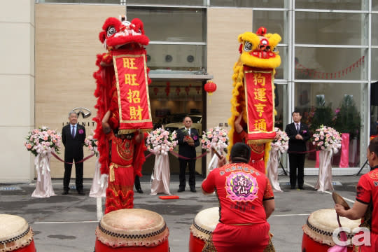 Infiniti新莊展間隆重開幕，現場更有舞獅團助陣，除了預祝展間興隆外，也將開幕典禮的氣氛炒至高點！