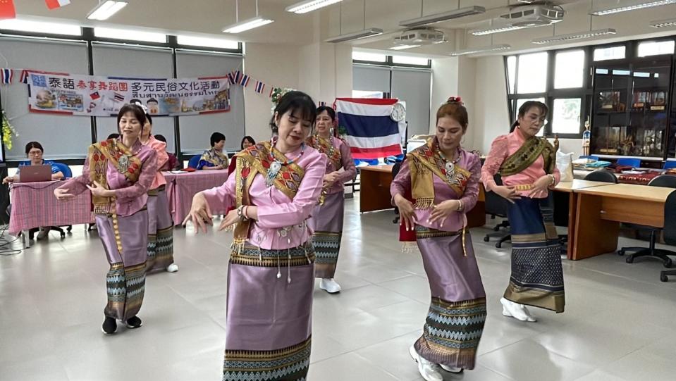 泰國新住民吳佩玲與團員一起表驗泰國民俗舞蹈。(記者張欽翻攝)