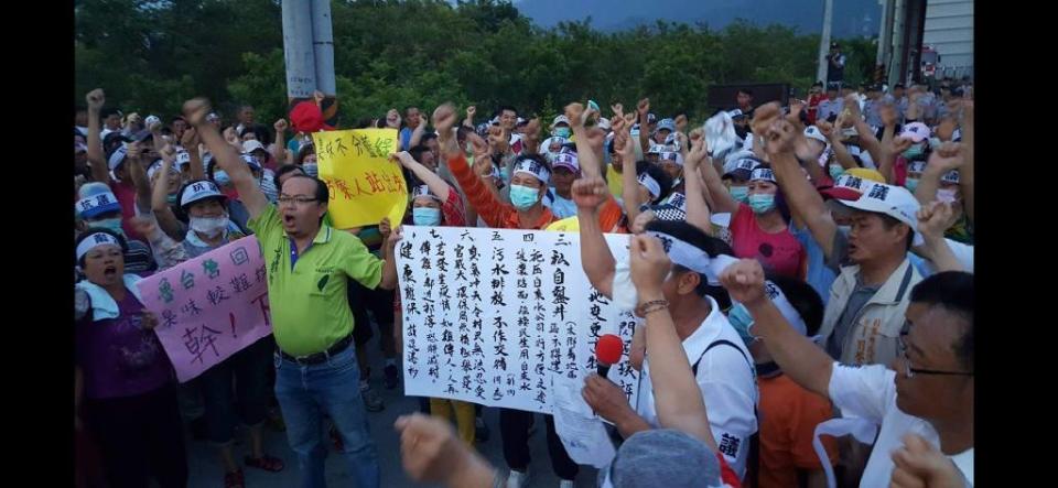 周碧雲經營的樂樂等5家養雞場因惡臭，引發居民包圍雞場抗議。翻攝反樂樂養鷄場自救聯盟粉專