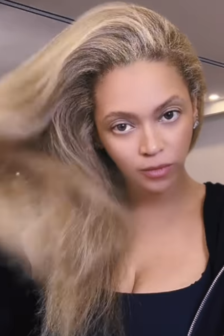 Closeup of Beyoncé flipping her hair