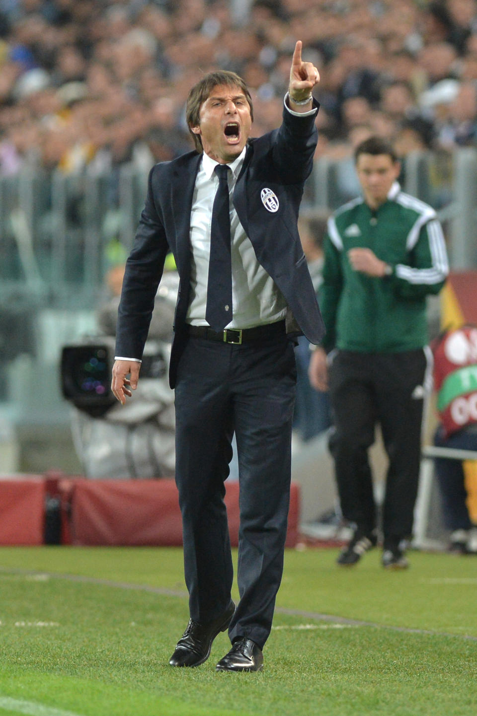 Juventus coach Antonio Conte calls out to his players during the Europa League semifinal second leg soccer match between Juventus and Benfica at the Juventus stadium, in Turin, Italy, Thursday, May 1, 2014. (AP Photo/ Massimo Pinca)