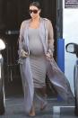 <p>Kim Kardashian portait des robes et surtout beaucoup de niveaux de tissus fluides. De sorte à rester vaguement incognito et laisser son corps respirer. Crédit : Getty </p>