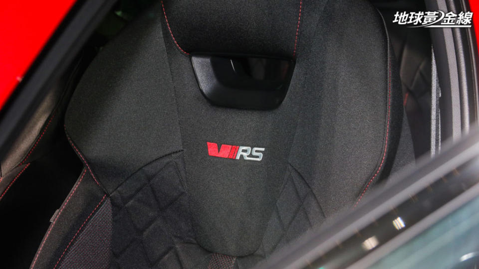 座椅椅背設計有「vRS」電繡紋章。(攝影/ 陳奕宏)