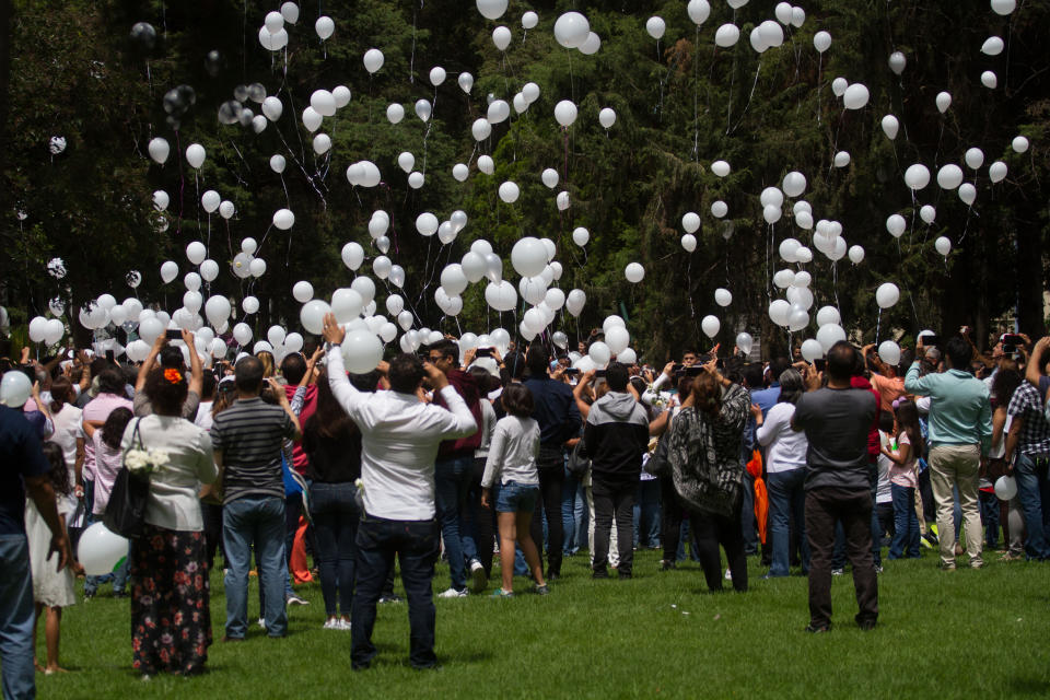 <p>-FOTODELDIA- MEX60. CIUDAD DE MÉXICO (MÉXICO), 24/09/2017.- Decenas de personas participan en una misa cerca a la escuela primaria Enrique Rebsamen donde murieron varios niños, hoy domingo 24 de septiembre de 2017, en el quinto día de ocurrido el terremoto del pasado martes 19 de septiembre en Ciudad de México. El rescate de sobrevivientes del terremoto del martes continúa en la capital mexicana, tras una breve interrupción provocada por un nuevo sismo que sacudió el país, y que dejó cuatro muertes, dos de ellas por infarto generado por crisis nerviosas. EFE/STR </p>