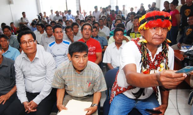 Santiago Manuin (segundo de derecha a izquierda) y otros líderes awajún durante el juicio por el conflicto en Bagua. Foto: CAAAP.