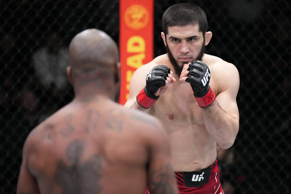 LAS VEGAS, NEVADA - 26 DE FEBRERO: (RL) Islam Makhachev de Rusia lucha contra Bobby Green en su pelea de peso ligero durante el evento UFC Fight Night en UFC APEX el 26 de febrero de 2022 en Las Vegas, Nevada.  (Foto por Chris Unger/Zuffa LLC)