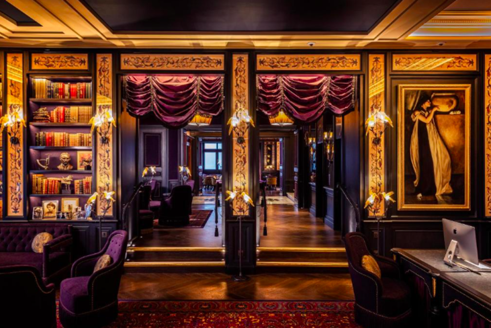 Dine in the glitz and glamour of L’oscar (Booking.com)