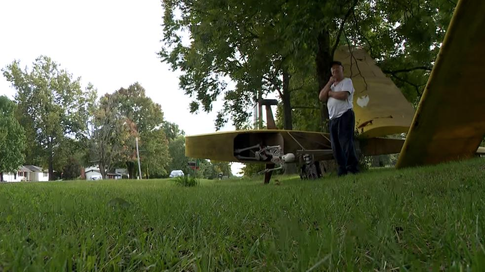 Delbert Holsinger had good intentions when installing a fake airplane crash in his front yard. (Screenshot: WSYX/WTTE)