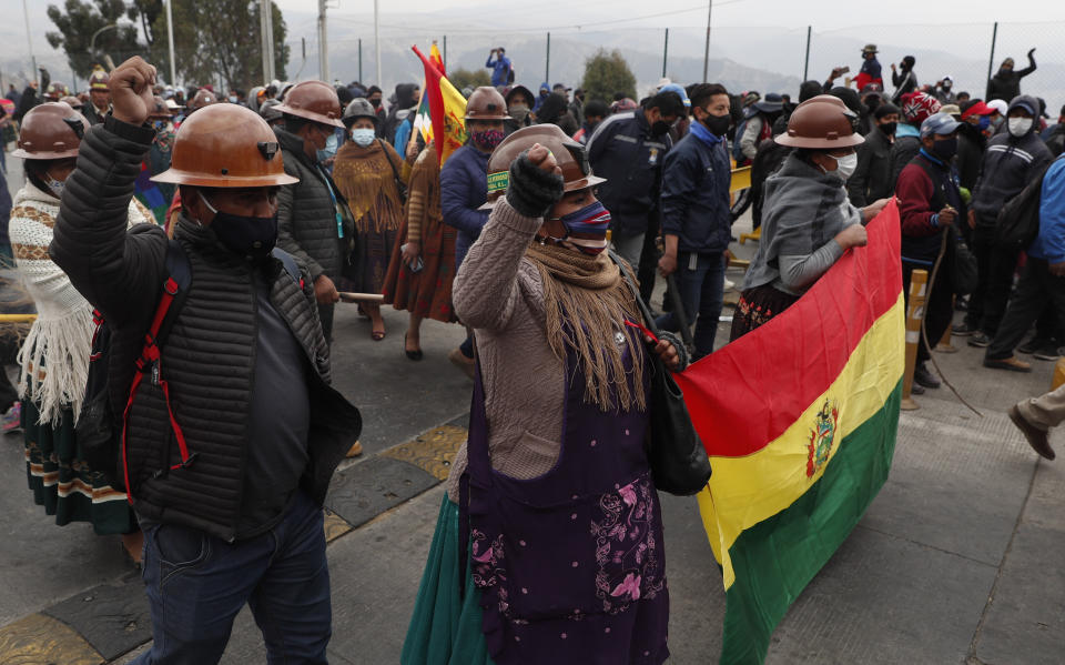 Mineros con máscaras faciales para protegerse del COVID-19 protestan contra el aplazamiento de las elecciones presidenciales en El Alto, Bolivia, el martes 11 de agosto de 2020. (AP Foto/Juan Karita)