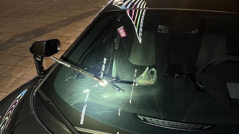 車主發現一根鐵棍插在前擋玻璃上。（圖／翻攝畫面）