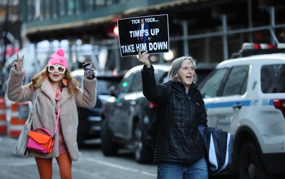  Police, media and a group of protesters gather outside of a Manhattan courthouse - Spencer Platt/Getty Images