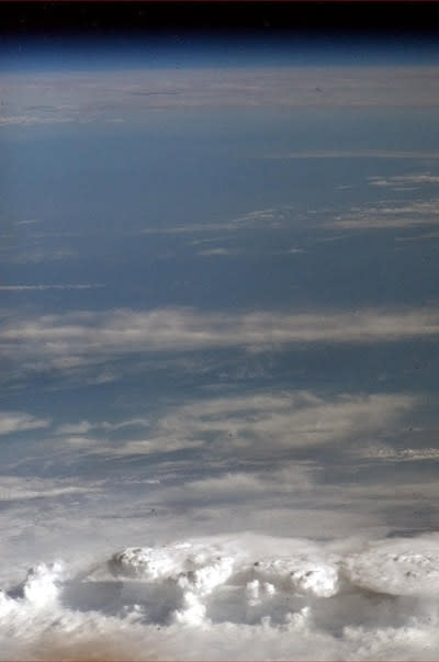 Foto tomada del Twitter de @Cmdr_Hadfield: Una toma que inicia en la línea de nubes de tormenta y termina en lo negro del espacio.