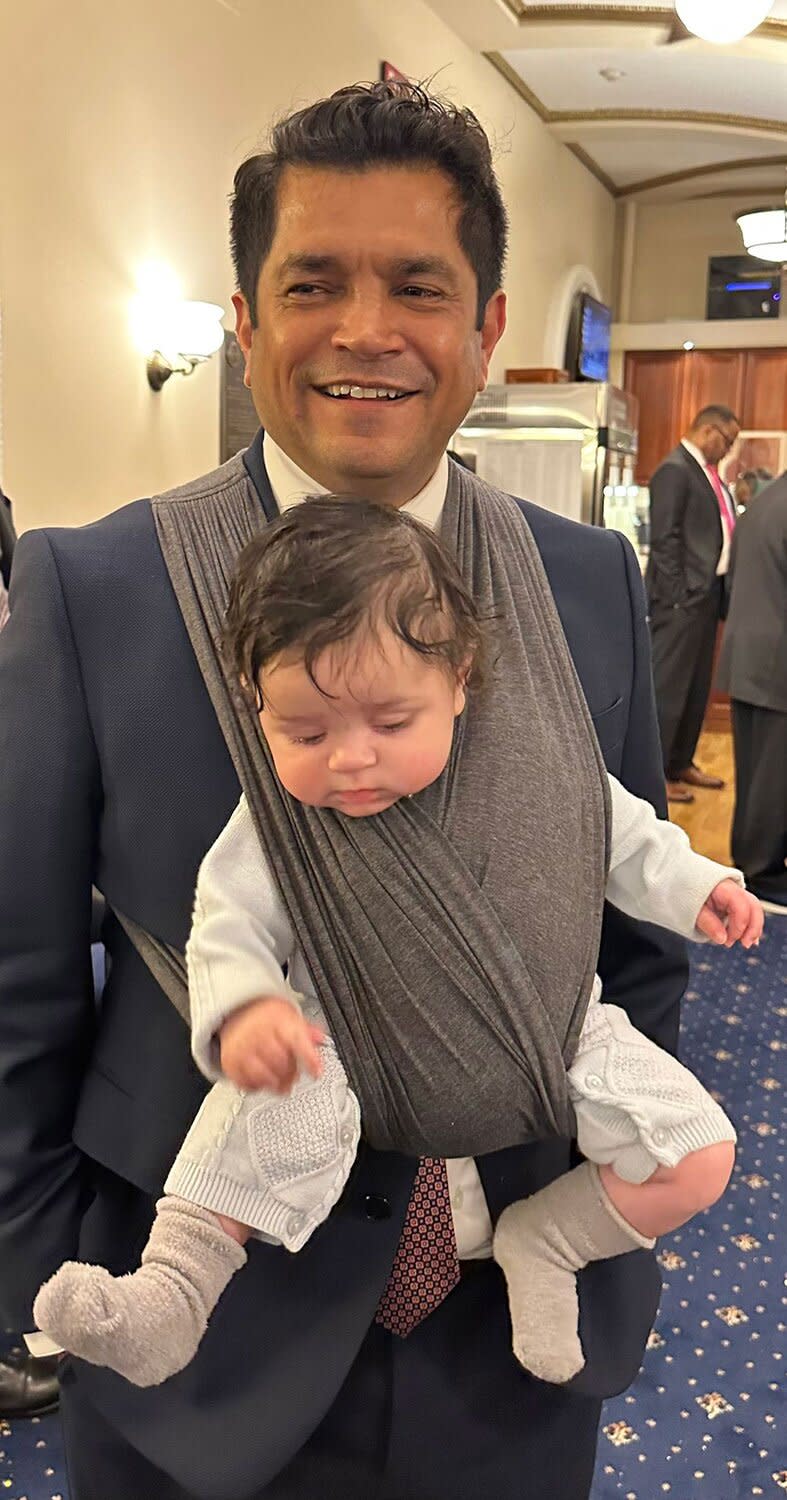 California Congressman Jimmy Gomez Wears His 4-Month-Old Son in Carrier amid Two-Day Speaker Race  https://twitter.com/RepCardenas/status/1610393942196981761/photo/1
