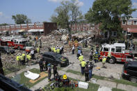 Rescatistas trabajan cerca de los escombros tras una explosión en Baltimore, el lunes 10 de agosto de 2020. (AP Foto/Julio Cortez)