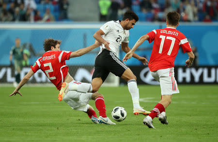 Soccer Football - World Cup - Group A - Russia vs Egypt - Saint Petersburg Stadium, Saint Petersburg, Russia - June 19, 2018 Egypt's Trezeguet in action with Russia's Mario Fernandes and Aleksandr Golovin REUTERS/Pilar Olivares