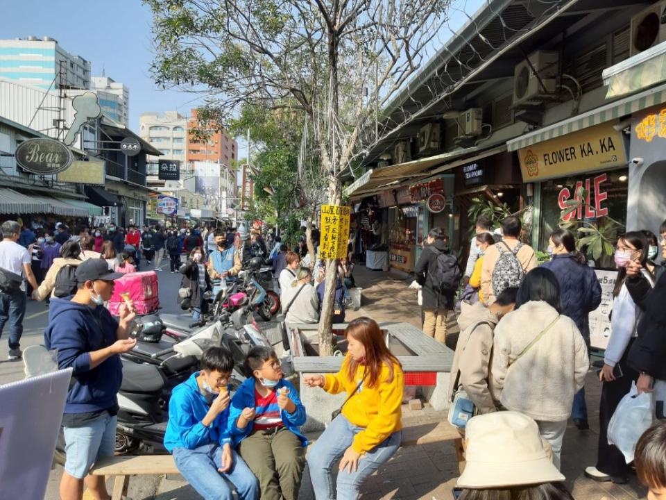 二二八連假第二天，國華街遊客絡繹不絕。白天氣溫回暖，逛街民眾人手一支冰淇淋。（記者羅玉如攝）