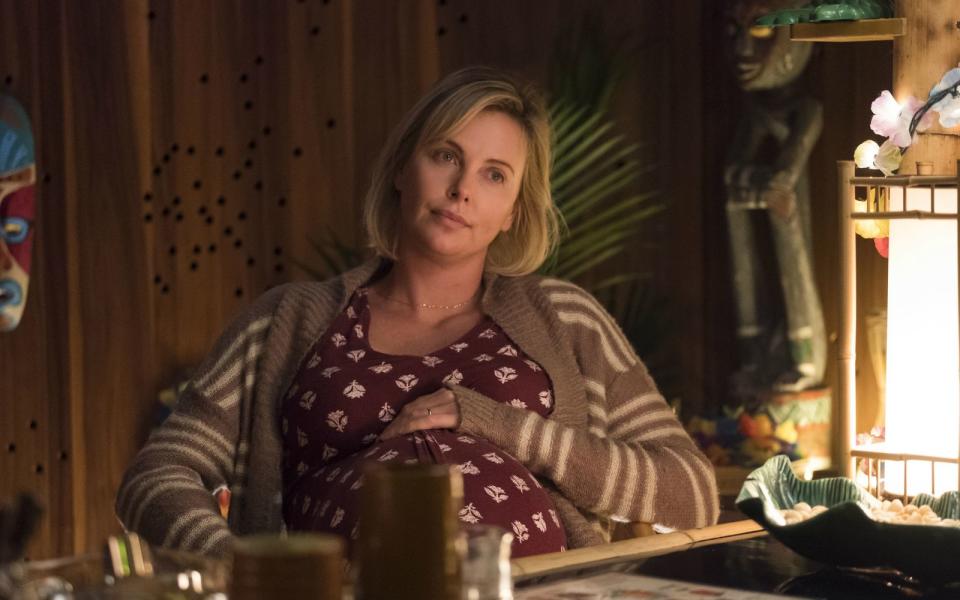 <p>Charlize Theron unterzog sich für ihre Rollen immer wieder extremen "Verwandlungen". Für ihre Darstellung der überforderten Mutter Marlo in "Tully" (2018) etwa legte sie über 20 Kilo zu. Das hatte nicht nur für ihr Aussehen Folgen: Die Schauspielerin hatte mit Depressionen zu kämpfen. Nicht das erste Mal, dass Theron sich für eine Rolle veränderte ... (Bild: DCM)</p> 