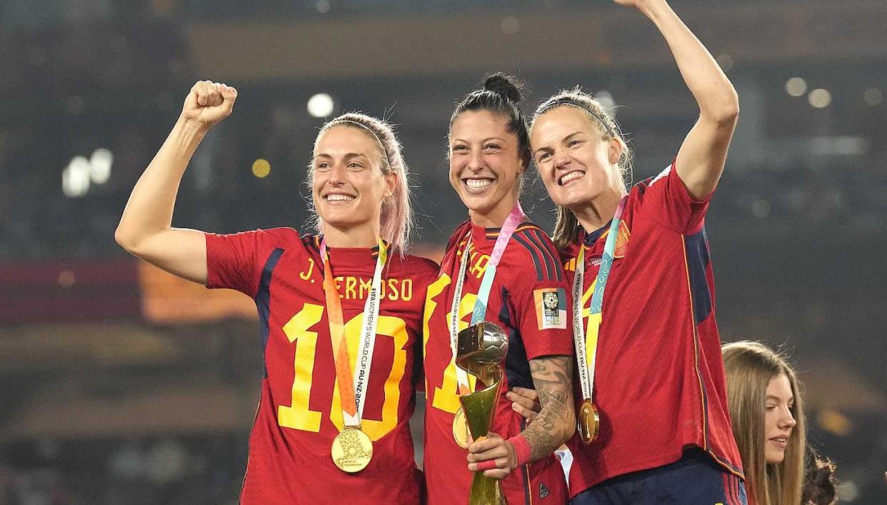 Fotografía de las jugadoras Alexia Putellas, Jenni Hermoso e Irene Paredes tras ganar la Copa del Mundial de fútbol. <a href="https://www.rtve.es/deportes/20230825/jenni-hermoso-niega-hubiese-consentimiento-beso-rubiales-no-tolero-se-ponga-duda-palabra/2454618.shtml" rel="nofollow noopener" target="_blank" data-ylk="slk:RTVE;elm:context_link;itc:0;sec:content-canvas" class="link ">RTVE</a>