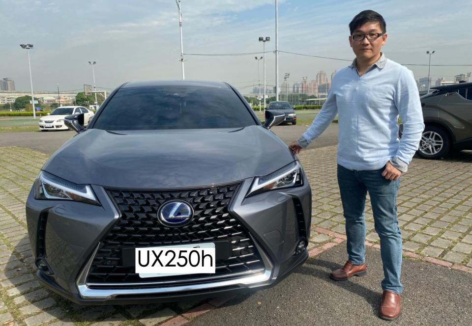 ▲知名球評李弘斌入手人生第二輛車，直接跳級進口豪華品牌Lexus UX250h，一圓夢想，也達成人生里程碑。