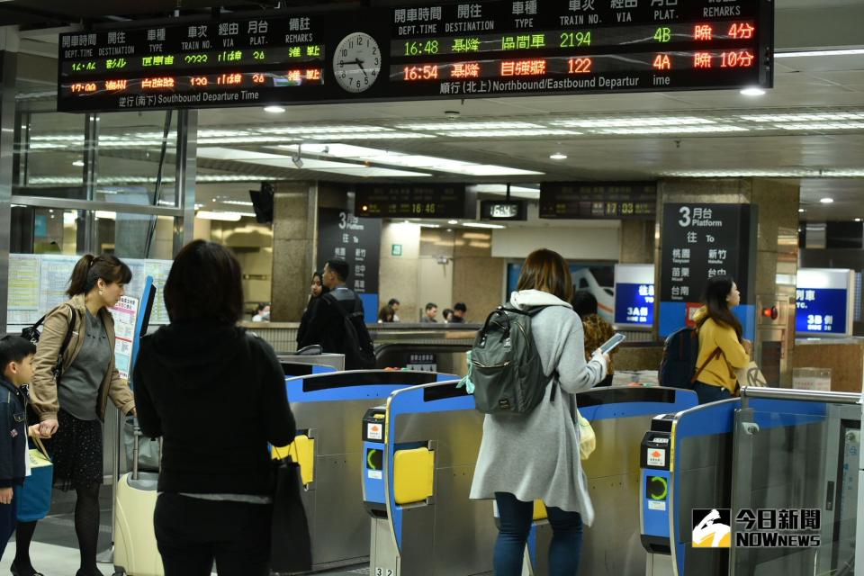 ▲為了返鄉過年，陸海空全面開搶！台鐵自1月9日（三）0時開搶東部幹線列車、10日搶西部幹線、11日則開放實名制列車網路訂票。(圖／NOWnews 資料照片)