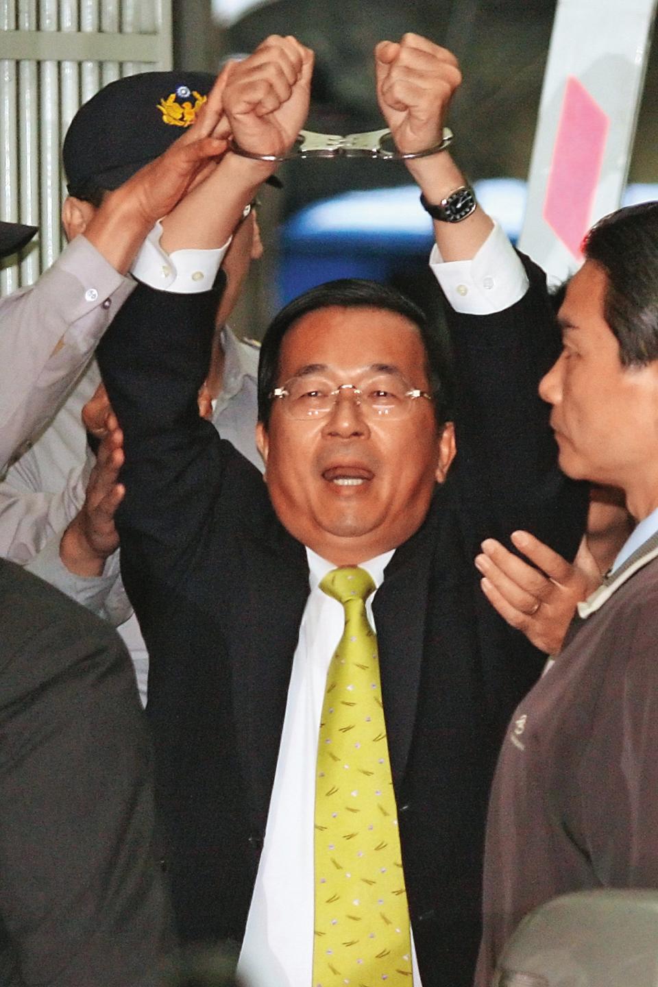 因海角7億洗錢及貪汙案，陳水扁在卸任後遭上銬收押並入獄6年多。（達志影像）