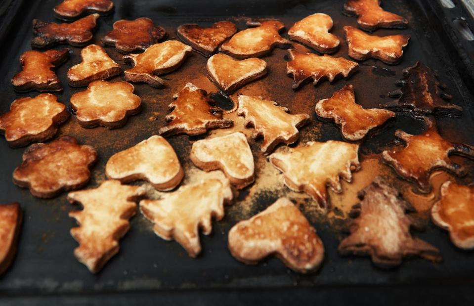 Die Kekse sind verbrannt? So kann man sie retten. (Bild: Arman Novic/Shutterstock)
