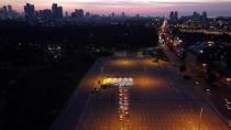 La gente espera en sus coches a someterse a la prueba del coronavirus en un parking de Tel Aviv. (Foto: Ammar Awad / Reuters).