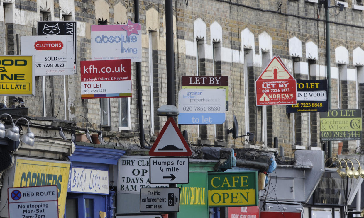 Property letting and sale signs are seen above shops in south London January 13, 2009. The economy went into steep decline at the end of last year when consumers tightened their belts, businesses slashed jobs and the housing market ground to a virtual standstill, a trio of surveys showed Tuesday.   REUTERS/Toby Melville (BRITAIN)