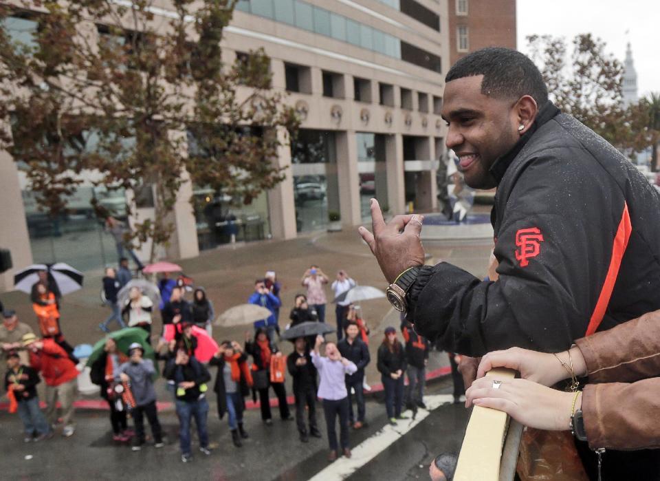 El venezolano Pablo Sandoval, de los Gigantes de San Francisco, saluda a un grupo de fanáticos, durante el desfile para celebrar la coronación del club en la Serie Mundial, el viernes 31 de octubre de 2014 (AP Foto/Marcio José Sánchez)