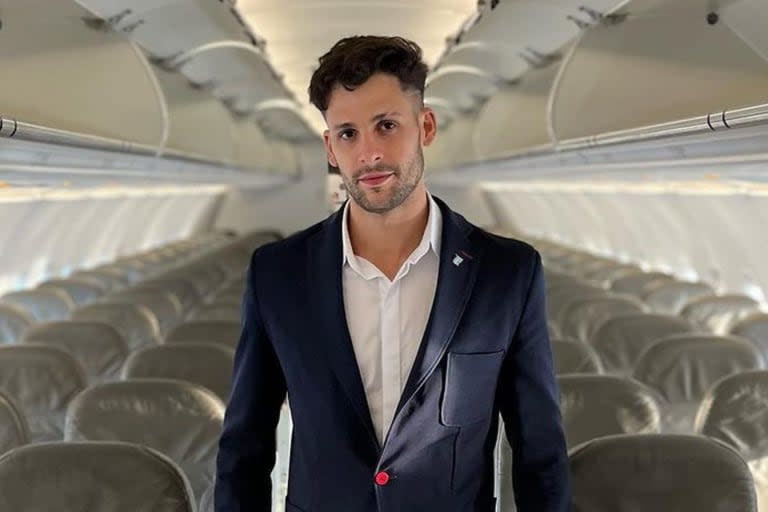 Joel Ojeda trabaja como azafato de vuelo