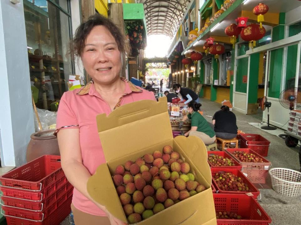 綠中帶紅、果實飽滿的玉荷包相當誘人！高雄大樹區農會總幹事歐幸娟說，今年玉荷包雖然果粒比較小，吃起來卻更甜更Q彈。（圖：溫蘭魁報導）