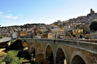 <p>El pueblo pertenece además al lugar llamado Ciudades del barroco tardío de Val di Noto declarado Patrimonio de la Humanidad por la Unesco en 2002. Además de Caltagirone, lo forman las localidades sicilianas de Catania, Militello Val di Catania, Modica, Noto, Palazzolo Acreide, Ragusa y Scicli. (Foto: Getty Images).</p> 