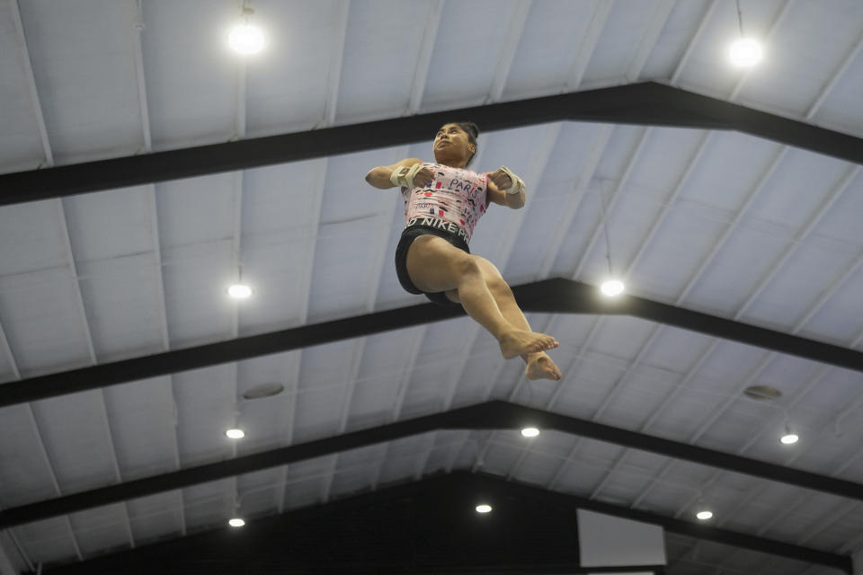 La gimnasta panameña Hillary Heron entrena en Ciudad de Panamá para los Juegos Olímpicos el sábado 15 de junio de 2024 (AP Foto/Matias Delacroix)