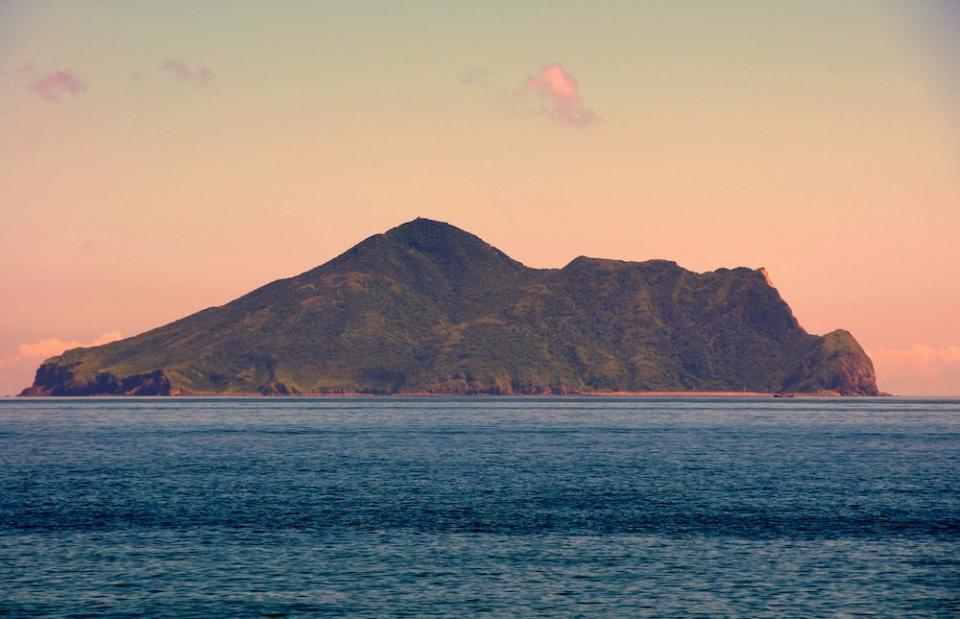 龜山島(Photo via Wikimedia, by 阿爾特斯, License: CC BY-SA 3.0，圖片來源：https://zh.wikipedia.org/zh-tw/龜山島#/media/File:Guishan_Island.jpg)