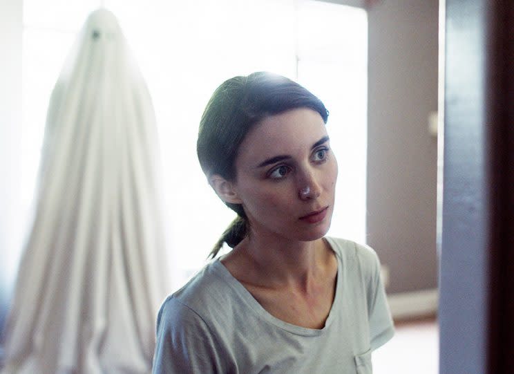 A GHOST STORY, Rooney Mara, 2017. (Photo: A24)